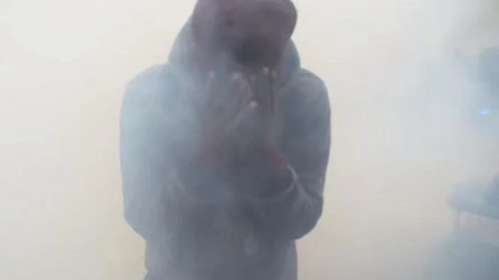 Πόλεμος! Η στιγμή της ρίψης δακρυγόνων στους διαδηλωτές στο Παρίσι (βίντεο)